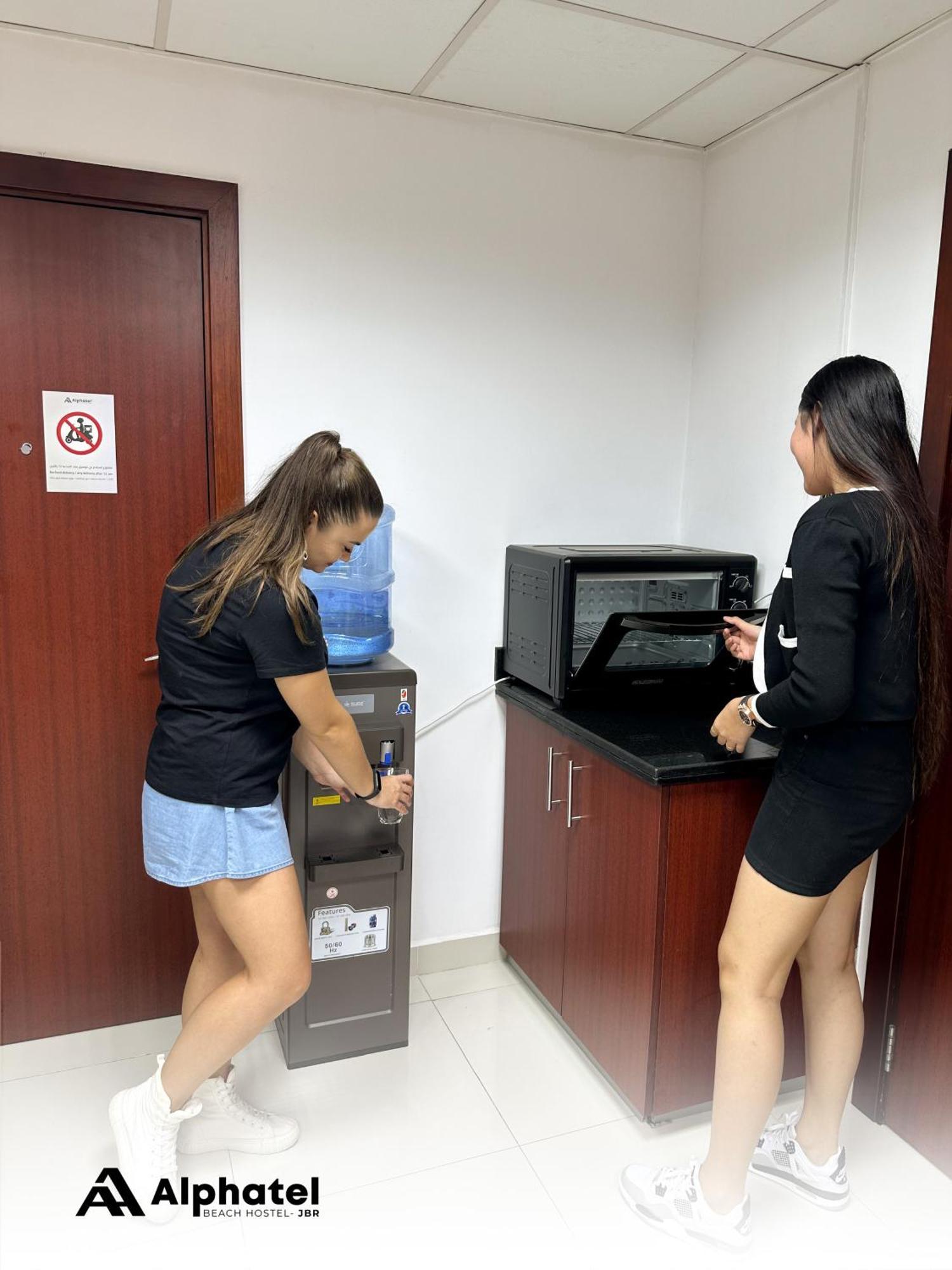 Alphatel Beach Hostel Jbr 迪拜 外观 照片